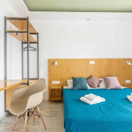 Of Lillies Hotel