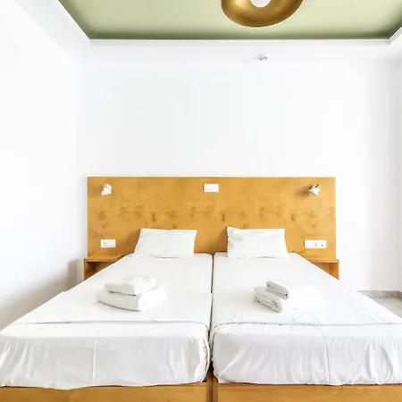 Of Lillies Hotel